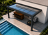 Pergola aluminium adossée gris anthracite avec toiture en polycarbonate transparente, installée au bord d’une piscine avec espace bar extérieur